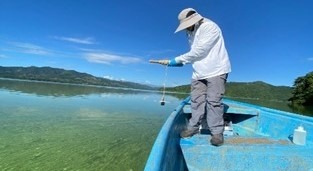 Sigue en curso investigación de Medio Ambiente sobre la coloración verde del agua en la presa de Hatillo