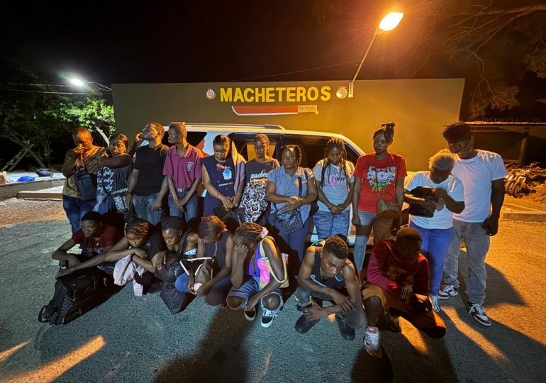 Video: Ejército detiene a 19 haitianos indocumentados y ocupa una jeepeta abandonada durante operativo en Ámina, Valverde