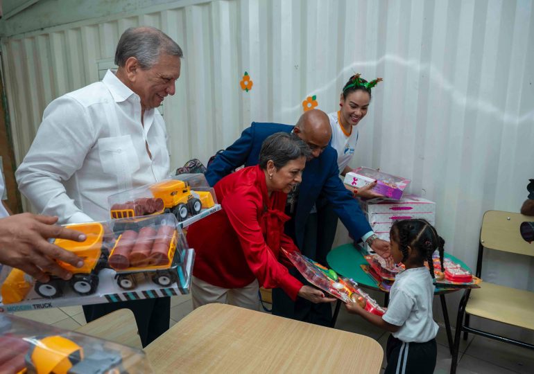 Voluntariado Banreservas lleva la Navidad a cientos de niños y ejecuta operativo ambiental en el Ozama
