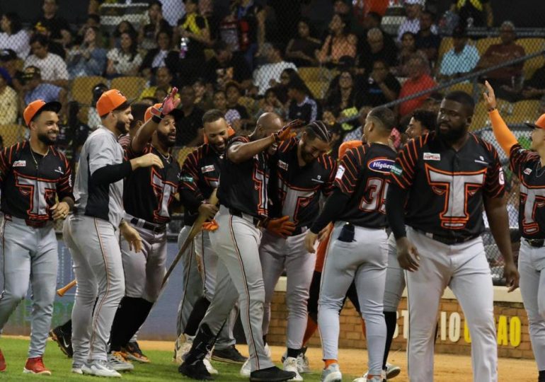 Los Toros demuestran su poder en Santiago ante las Aguilas