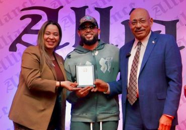 Dominicano triunfa en Canadá: Artista Urbano Looch Bodega recibe reconocimiento de la Embajada en Canadá y del Consulado Dominicano en Toronto