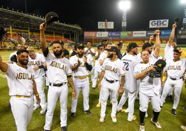 Águilas blanquean a Leones y clasifican oficialmente al Round Robin