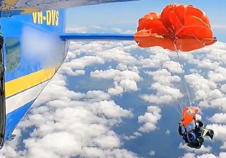 Video: Un paracaidista queda colgado de un avión a 4.500 metros en Australia y logra salvarse