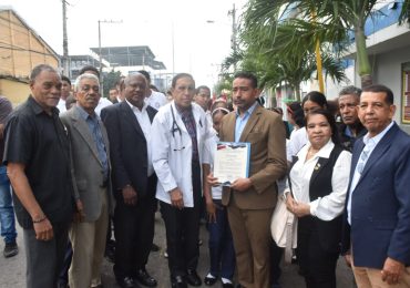 Doctor Cruz Jiminián e instituciones de Cristo Rey declaran a Nelson Gutiérrez “Embajador Compromisario de Paz” durante acto de izamiento de bandera