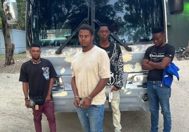 Ejército detiene conductor de autobús que transportaba extranjeros indocumentados en el maletero