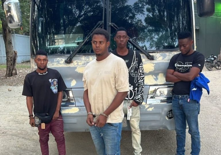 Ejército detiene conductor de autobús que transportaba extranjeros indocumentados en el maletero