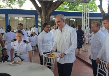 Abinader comparte almuerzo navideño con miembros de la Armada