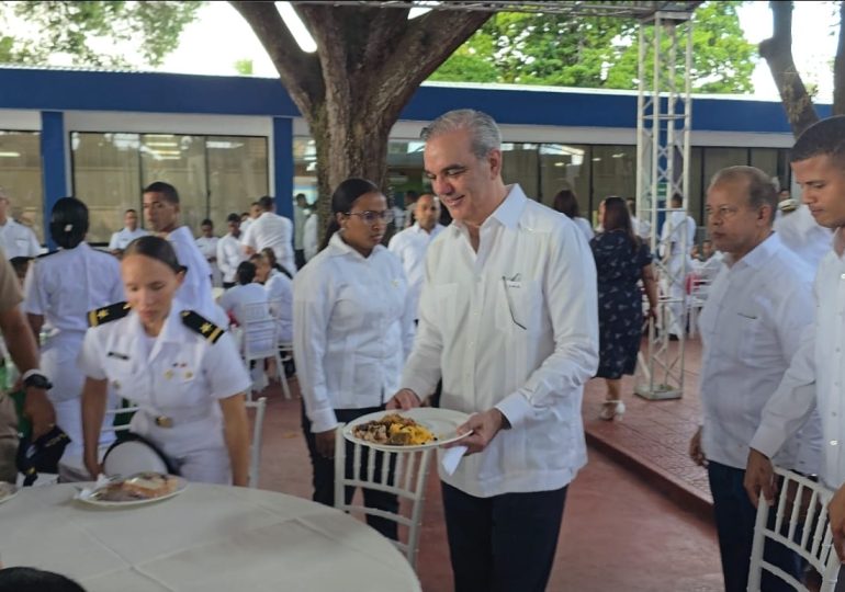 Abinader comparte almuerzo navideño con miembros de la Armada