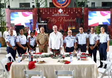 Abinader almuerza con oficiales y soldados de la Armada y Fuerza Aérea; reafirma compromiso con profesionalización de las instituciones castrenses