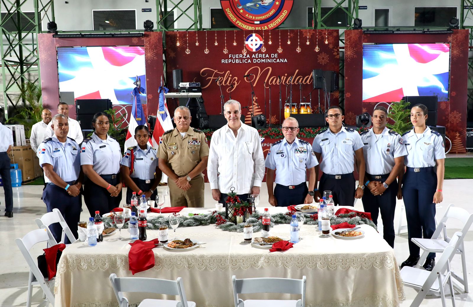 Abinader almuerza con oficiales y soldados de la Armada y Fuerza Aérea; reafirma compromiso con profesionalización de las instituciones castrenses
