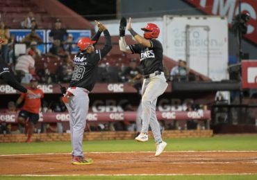 Leones vienen de atrás para vencer a Gigantes y afianzarse en cuarto