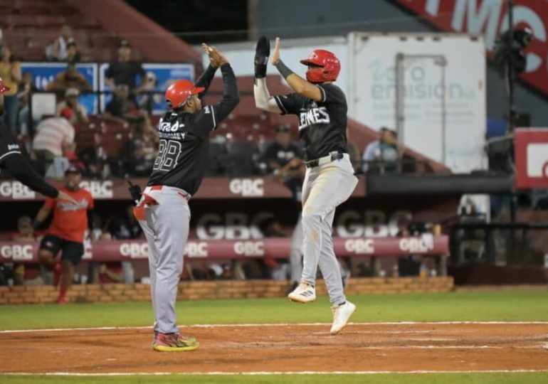 Leones vienen de atrás para vencer a Gigantes y afianzarse en cuarto