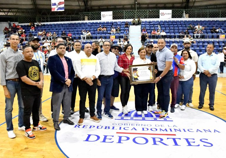Alcaldía de La Vega otorga aporte de un millón de pesos al Torneo de Baloncesto Superior con Refuerzos