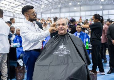 Abinader sostiene encuentro nacional con 1,000 peluqueros y recibe recorte de cabello durante jornada social