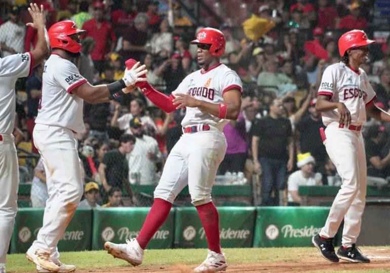 Águilas y Leones dividen en doble cartelera