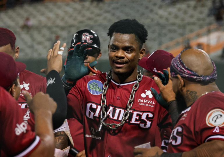 Gigantes en duelo de pitcheo vencen a los Toros y ganan tercero al hilo