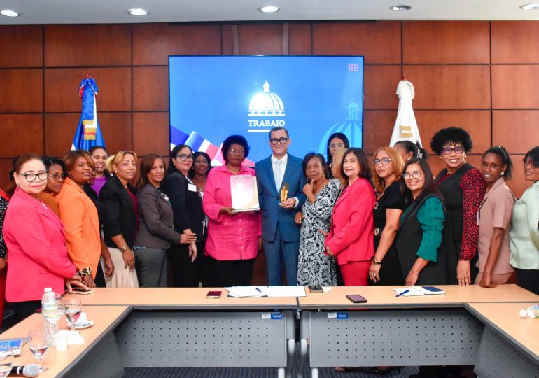 Ministro de Trabajo recibe reconocimiento por impulsar la igualdad y los derechos laborales de las mujeres