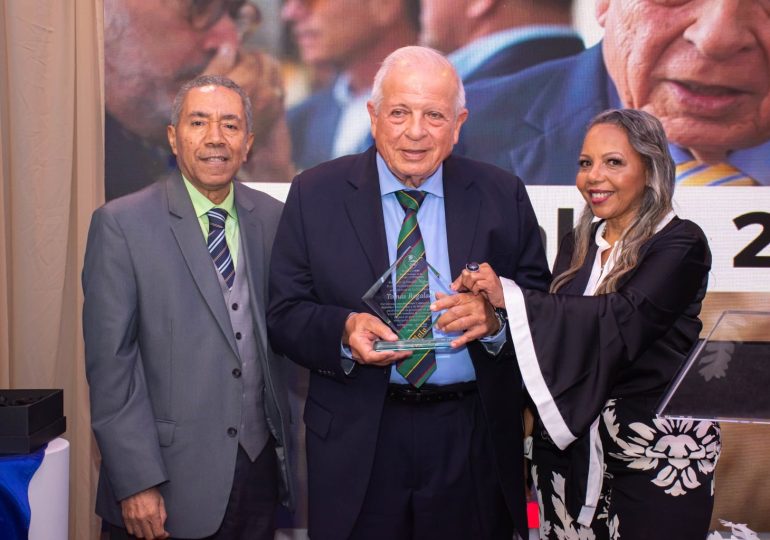 RoseMaryNews entrega “La Antorcha de la Democracia” a exalcalde Miami y reafirma compromiso con el sistema