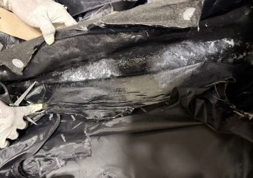 Video | Detienen en el AILA mujer con dos láminas de presunta cocaína camufladas en su equipaje