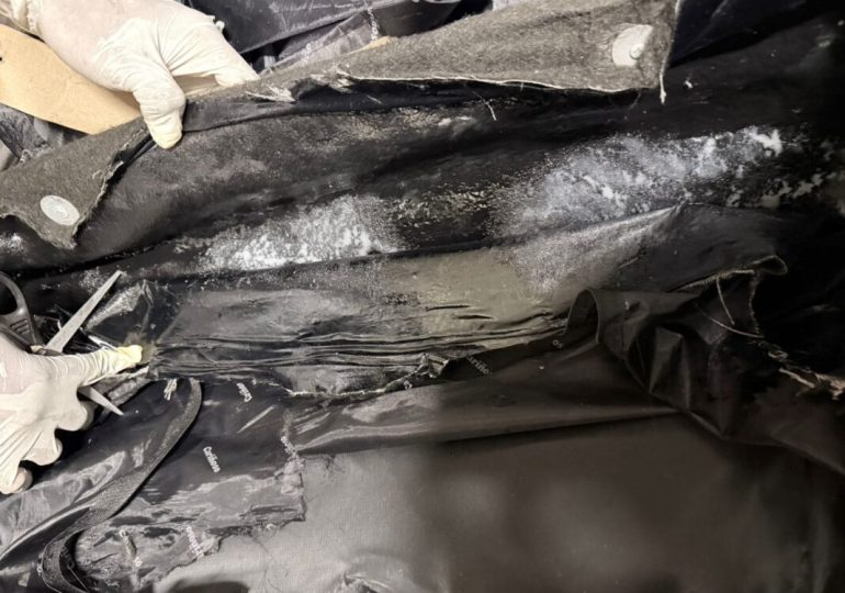 Video | Detienen en el AILA mujer con dos láminas de presunta cocaína camufladas en su equipaje