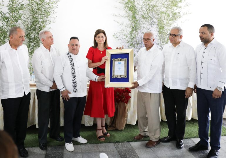 Raquel Peña comparte almuerzo navideño con líderes cristianos del Cibao