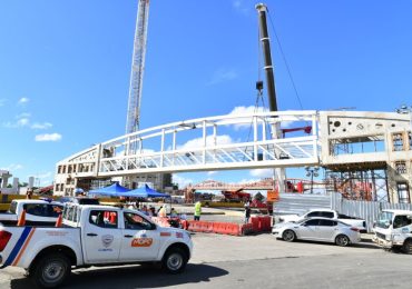 Video: Concluye con éxito el izamiento del nuevo puente peatonal en el kilómetro 9