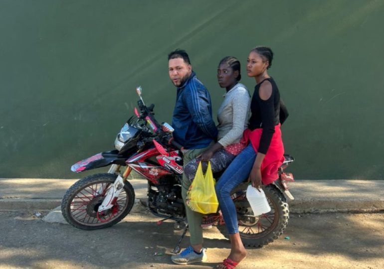 Ejército detiene motociclista con arma de fuego ilegal y dos haitianas indocumentadas en Montecristi