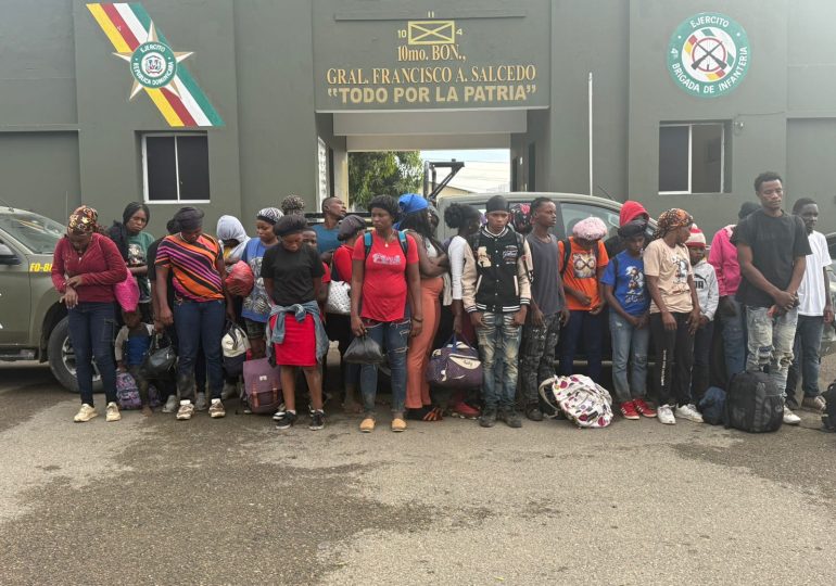 Video | Unidades de drones del Ejército detectan a 34 haitianos indocumentados que se ocultaban en una construcción en Dajabón