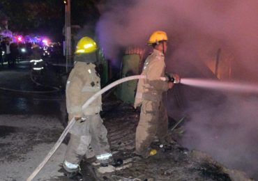 Video | Incendio de gran magnitud deja 28 viviendas destruidas en Villa Playwood, Verón–Punta Cana–Bávaro