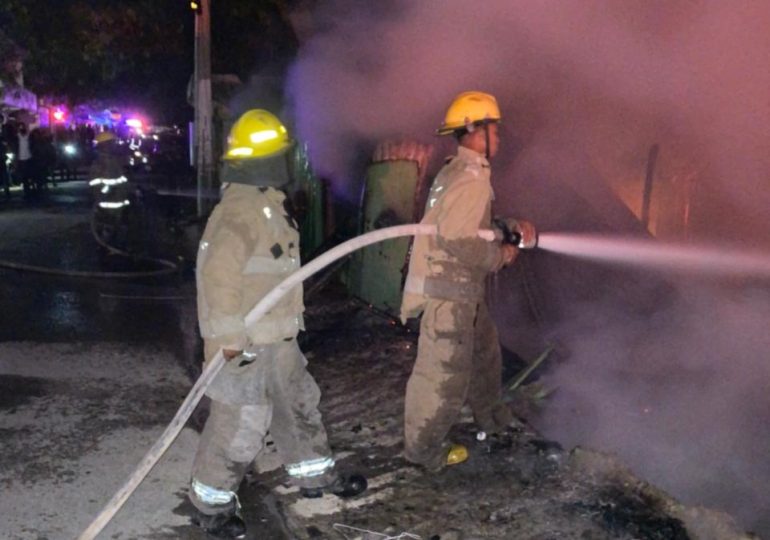 Video | Incendio de gran magnitud deja 28 viviendas destruidas en Villa Playwood, Verón–Punta Cana–Bávaro