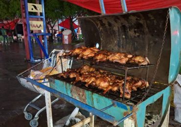 Video | Cerdo y pollo horneado se venden bajo lluvia