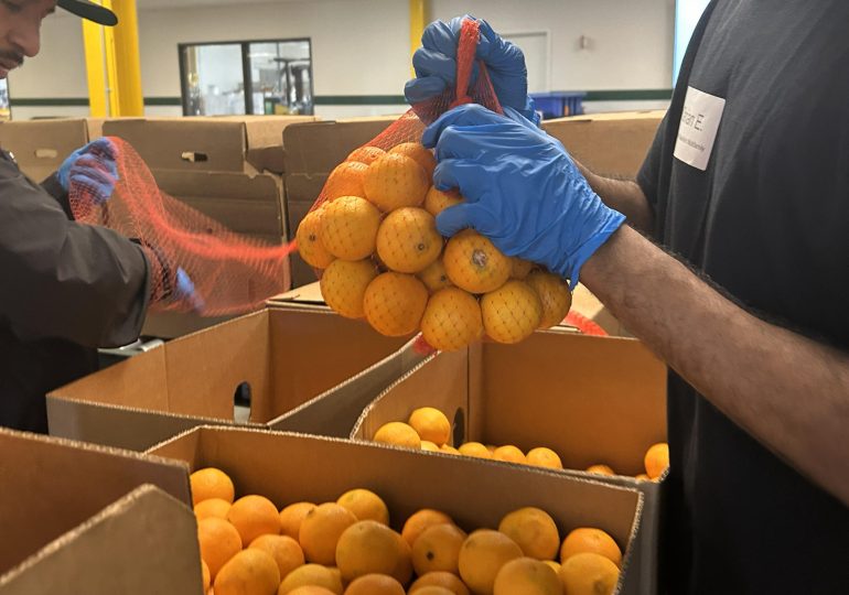 Miles de latinos abarrotan los bancos de comida en EE.UU. ante la asfixiante inflación