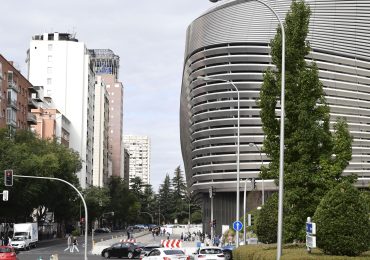 Las puertas del Bernabéu, antibalas y con 100 años de vida útil