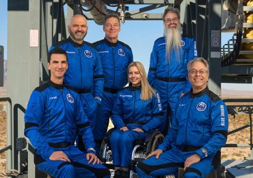 Video | Blue Origin hace historia al enviar al espacio a una persona en silla de ruedas