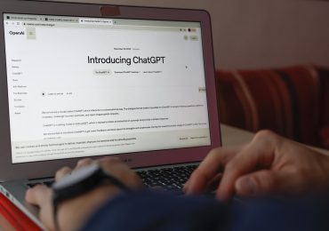 ChatGPT gana relevancia como nuevo campo de batalla de la desinformación