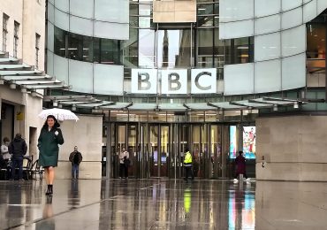 La BBC reitera que se defenderá ante la demanda por difamación presentada por Trump