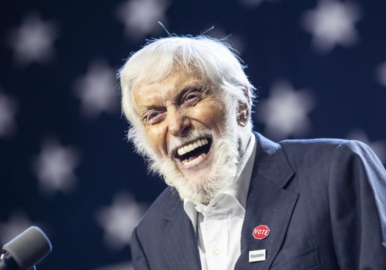 Dick Van Dyke celebra su 100 cumpleaños con la proyección de un documental sobre su vida