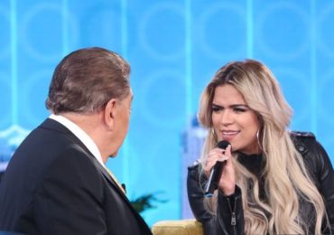 Don Francisco agradece a Karol G por su participación a premiere de "Tropicoqueta"