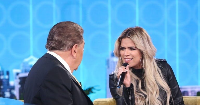 Don Francisco agradece a Karol G por su participación a premiere de "Tropicoqueta"