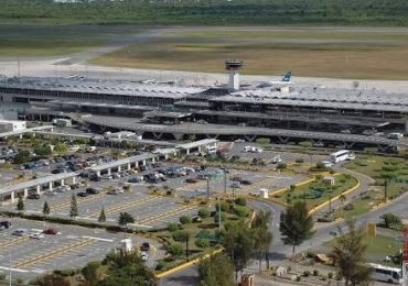 Alta ola de viajes provoca ocupación total de estacionamientos de larga duración en el AILA