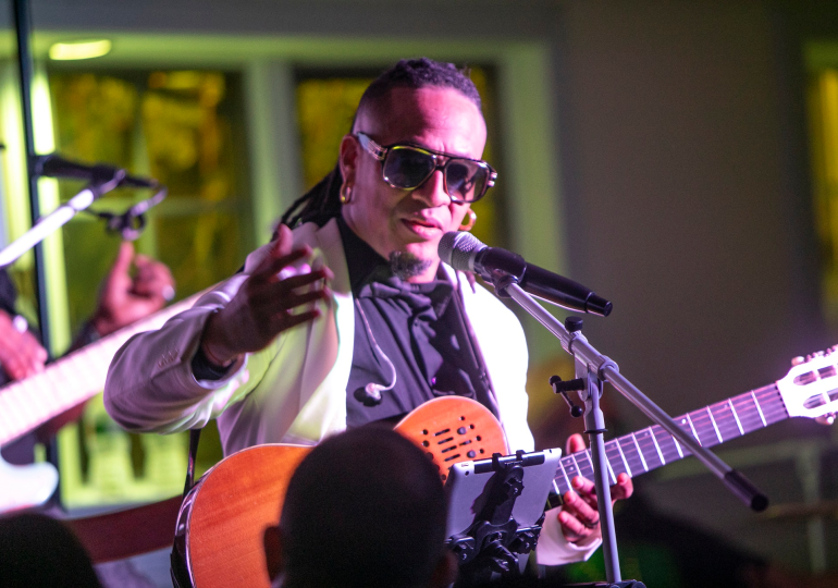 Video | Krisspy presenta concierto completo “Krisspy en Grande” en YouTube en víspera de Año Nuevo