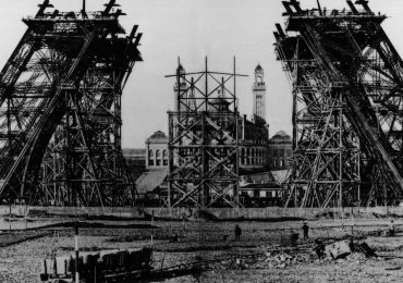 En el 1887, inicia la construcción de la Torre Eiffel en París