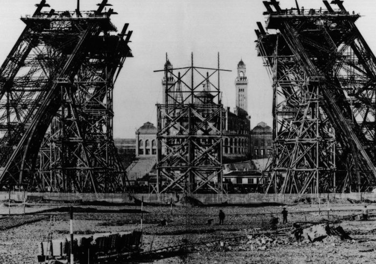 En el 1887, inicia la construcción de la Torre Eiffel en París