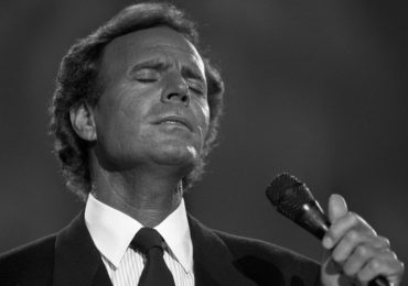 Julio Iglesias niega haber abusado, coaccionado o faltado al respeto a ninguna mujer