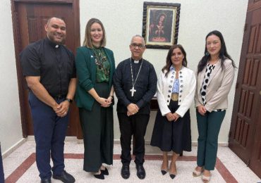 La Embajadora de EE.UU. visita por primera vez al Arzobispo de Santiago