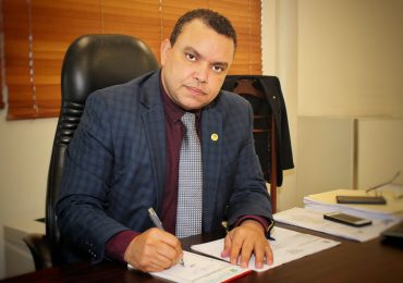 Abinader designa a Julio César Landrón de la Rosa como director del Servicio Nacional de Salud