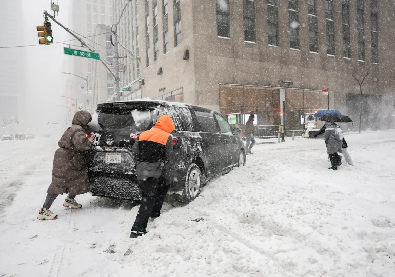 Video: Tormenta invernal cubre de blanco zonas de Nueva York con un promedio de entre 8 y 12 pulgadas de nieve
