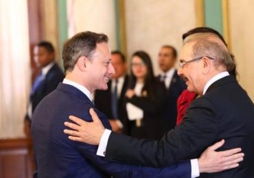 Video | Danilo y Jean Alain Rodríguez se saludan con un abrazo en la Casa Nacional del PLD