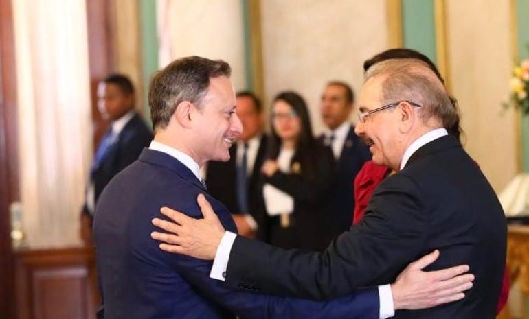 Video | Danilo y Jean Alain Rodríguez se saludan con un abrazo en la Casa Nacional del PLD