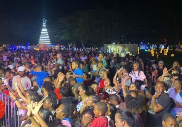 Alcaldesa Betty Gerónimo encabeza Show de Reyes en el Parque las Luces